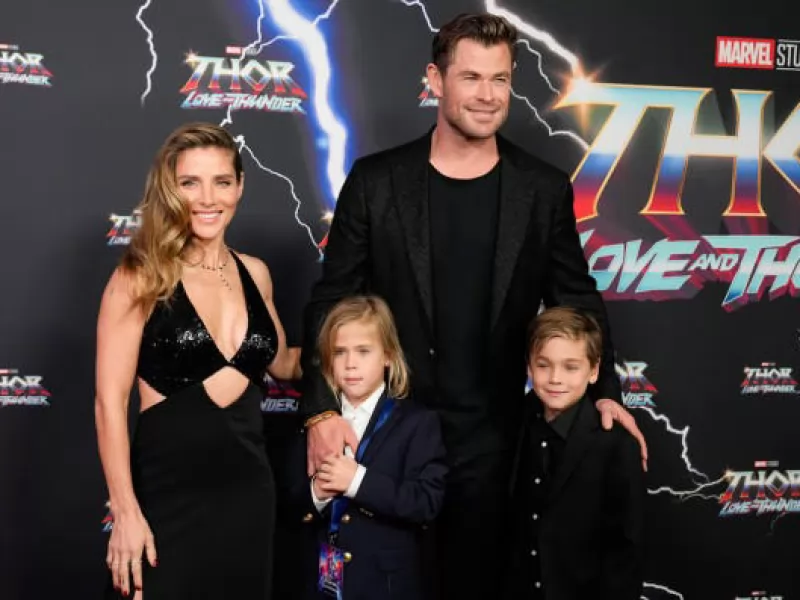 Thor: Love & Thunder, Chris Hemsworth e famiglia elegantissimi sul red carpet di Sidney
