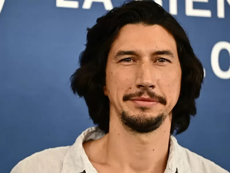 Adam Driver suona il pianoforte al SNL e ruba la scena: fan in delirio sui social