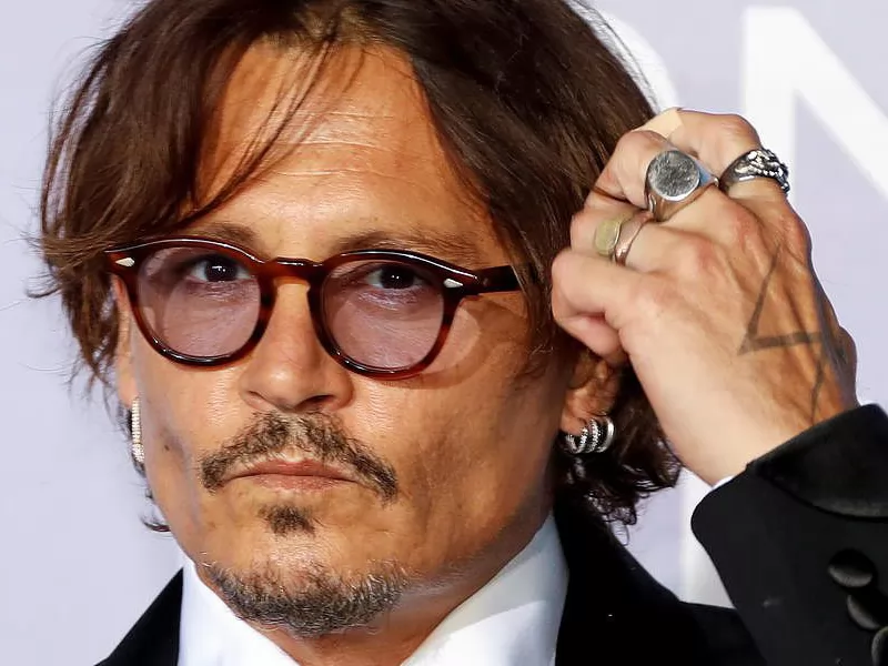 Johnny Depp, accoglienza da vera rockstar in Arabia: “Ti amiamo!”