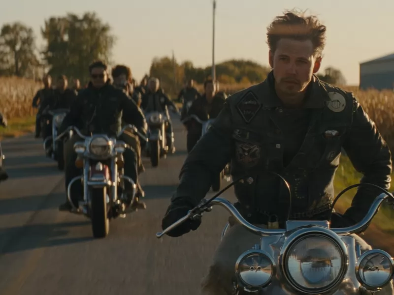 The Bikeriders, Austin Butler e Jodie Comer fuggono da Tom Hardy nel nuovo trailer