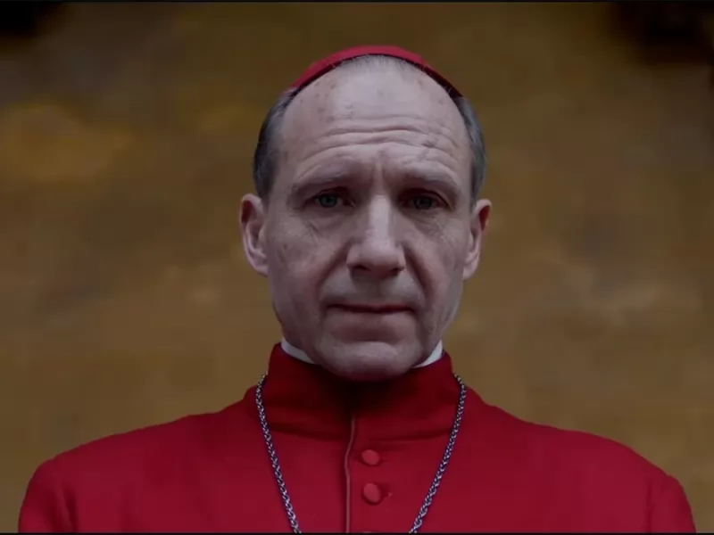Conclave: i cardinali stanno guardando il film per capire come funziona il vero Conclave