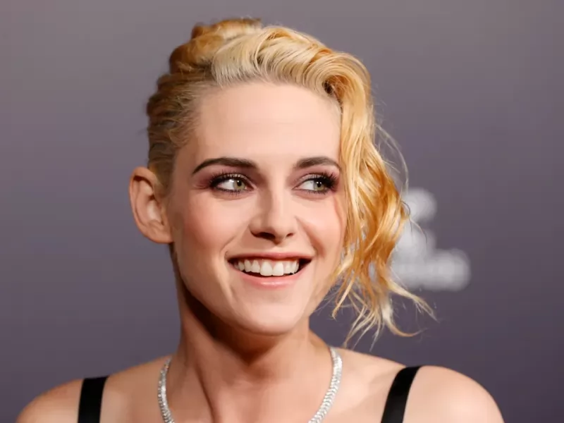 Kristen Stewart attacca Trump da Cannes: ‘La sua ombra è cupa e oscura’