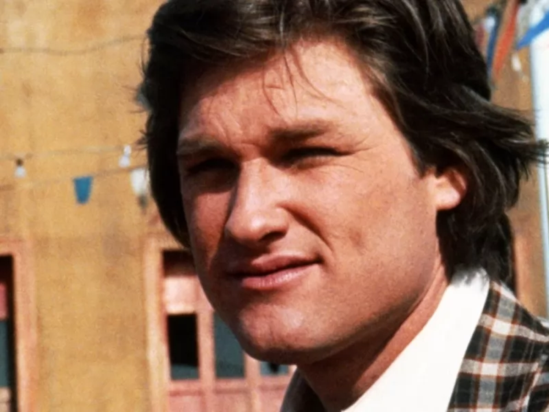 Questa commedia nera con Kurt Russell andrebbe assolutamente recuperata oggi