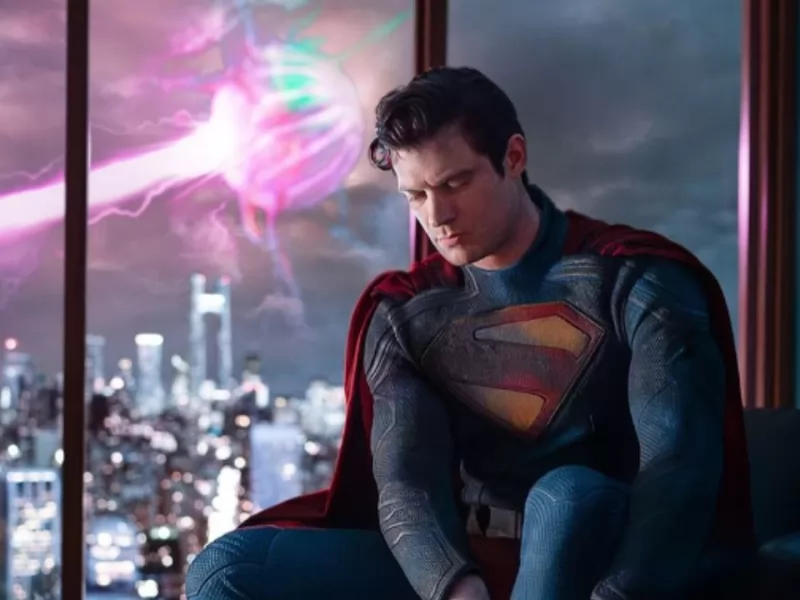 Superman, il nuovo teaser svela lo scontro con un villain! Trailer domani