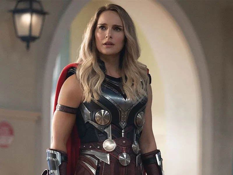 Chris Hemsworth vero gentiluomo: il gesto premuroso per Natalie Portman sul set di Thor