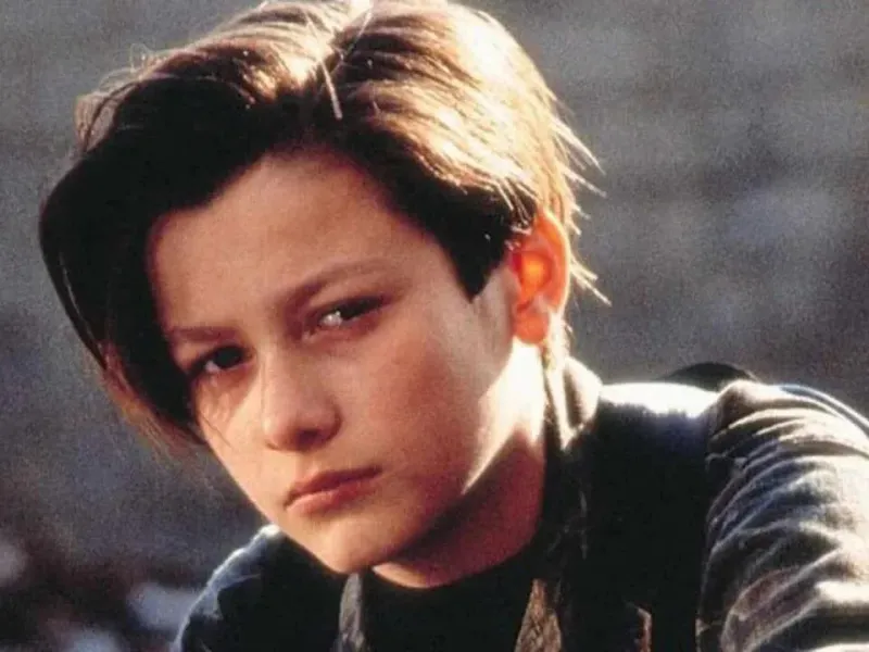 Il John Connor di Terminator 2 ammette: “Crescere sotto i riflettori è stato difficile”